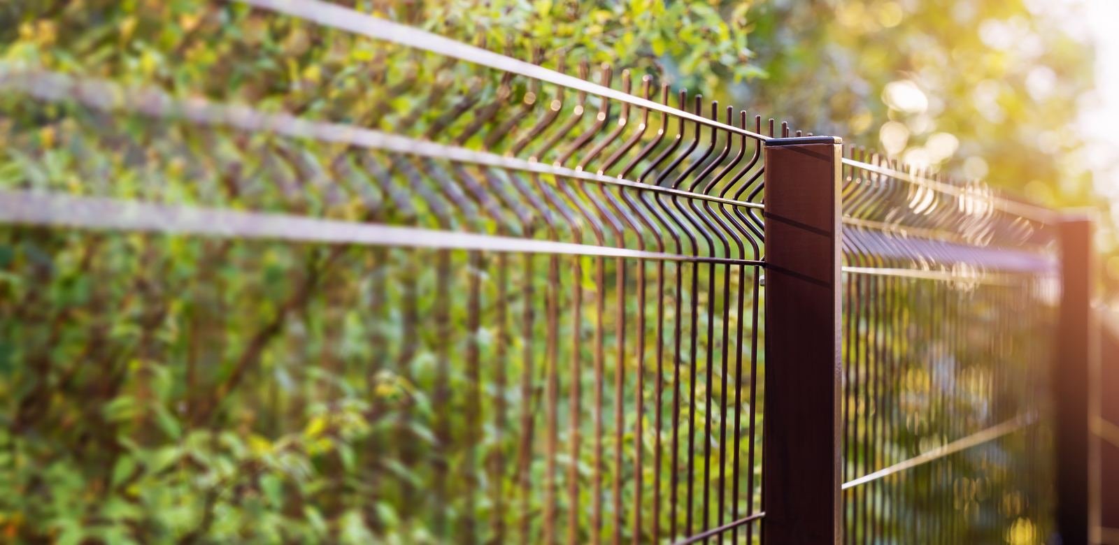 Modular welded wire mesh fence panel